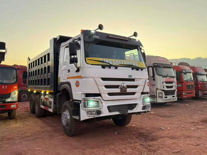 HOWO water truck spraying