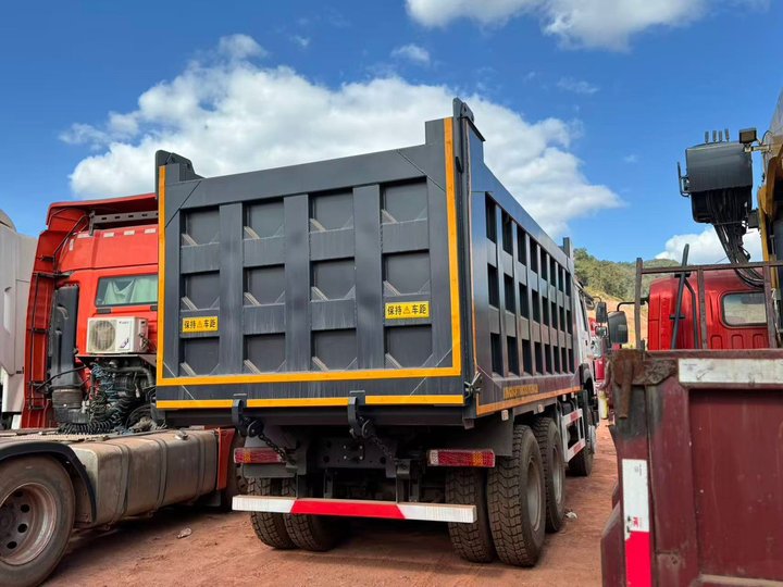 HOWO 8x4 dumper heavy load