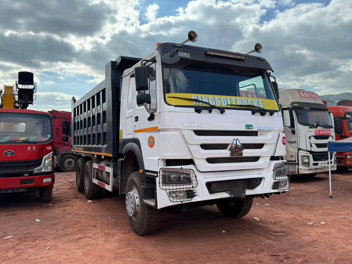 HOWO heavy duty truck side view